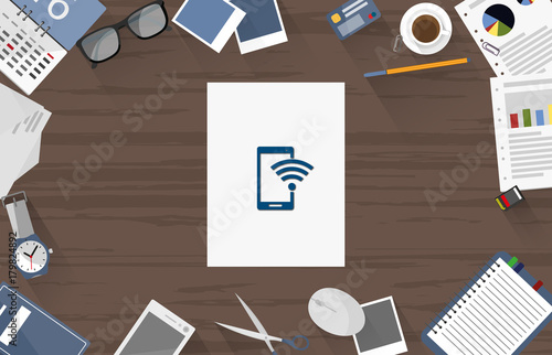 Smartphone Wifi - Dokument auf Schreibtisch