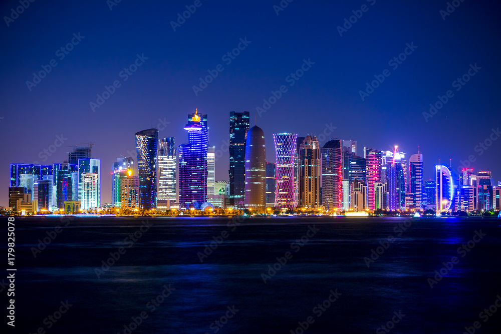 Fototapeta premium Wieżowce Doha i noc