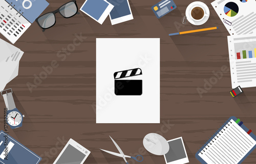 Filmklappe - Dokument auf Schreibtisch