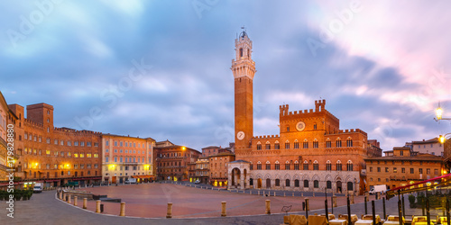 Canvas Print Mangia Tower or Torre del Mangia towering above of the Palazzo Pubblico on Piazz