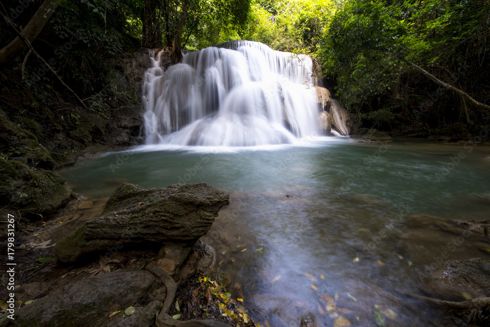 Fototapeta premium Huai Mae Khamin Waterfall