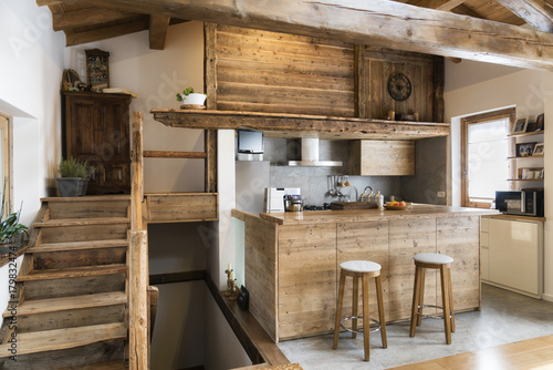 Fotografia wood kitchen in cottage style