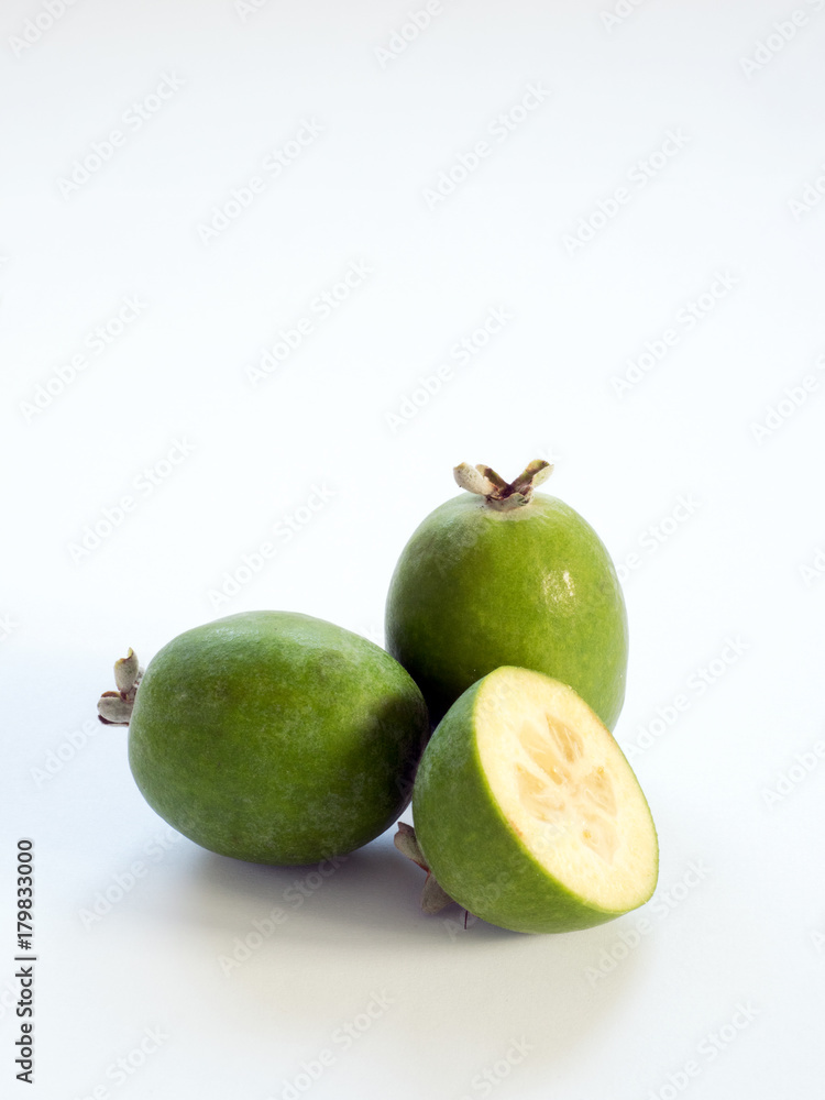 guava isolata in luce naturale