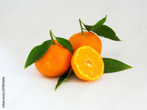 clementine su sfondo bianco con luce naturale