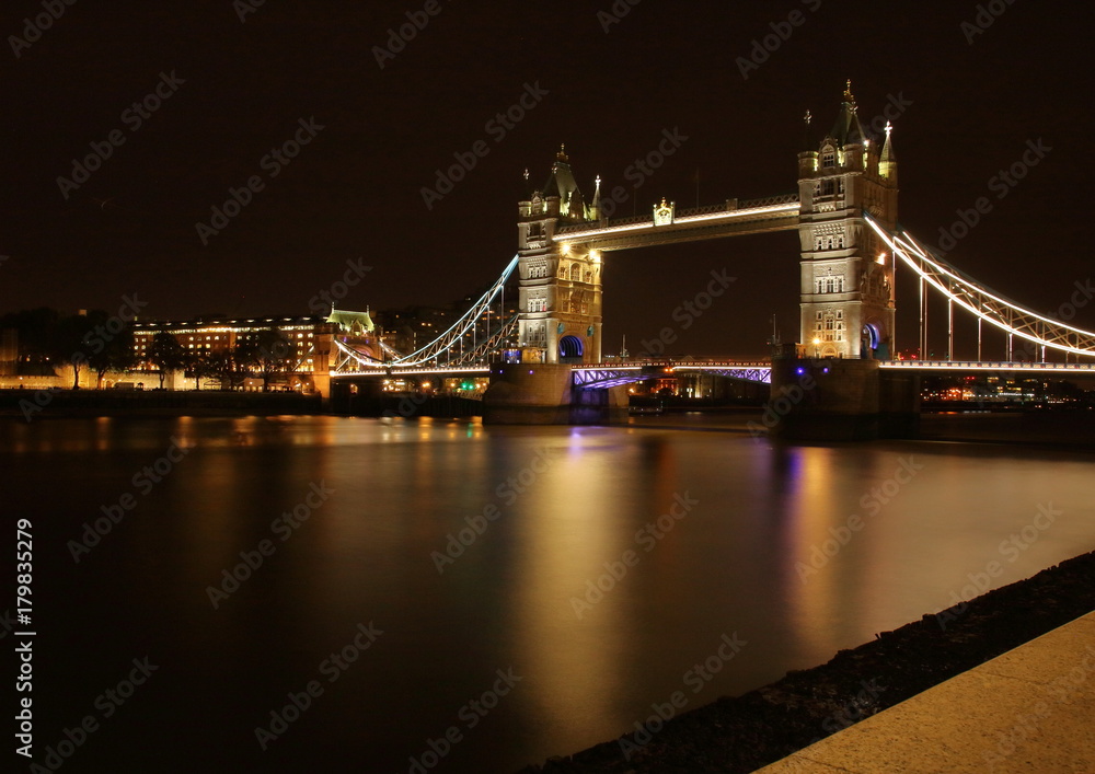 Most Tower Bridge w Londynie nocą, długi czas naświetlania - obrazy, fototapety, plakaty 