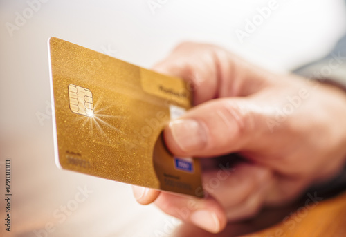 Hand mit goldener Kreditkarte photo