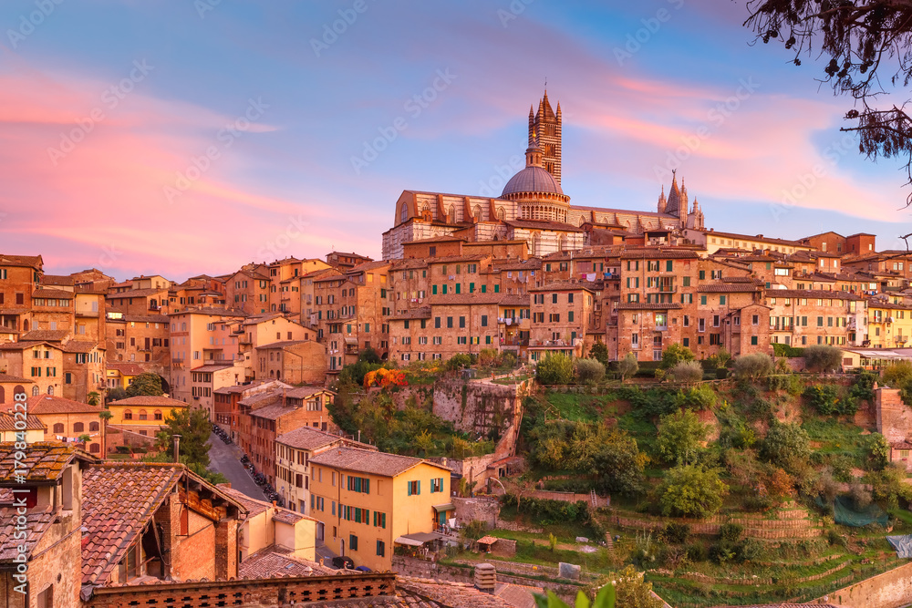 Obraz premium Piękny widok na Kopułę i dzwonnicę katedry w Sienie, Duomo di Siena i Stare Miasto w średniowiecznym mieście Siena na wspaniały zachód słońca, Toskania, Włochy