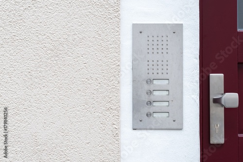 Haustürklingel mit Gegensprechanlage an einer Hauswand  photo