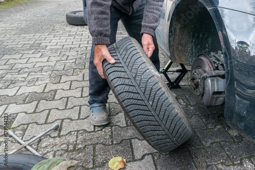 Reifenwechseln per Hand mit Wagenheber und Radkreuz photo