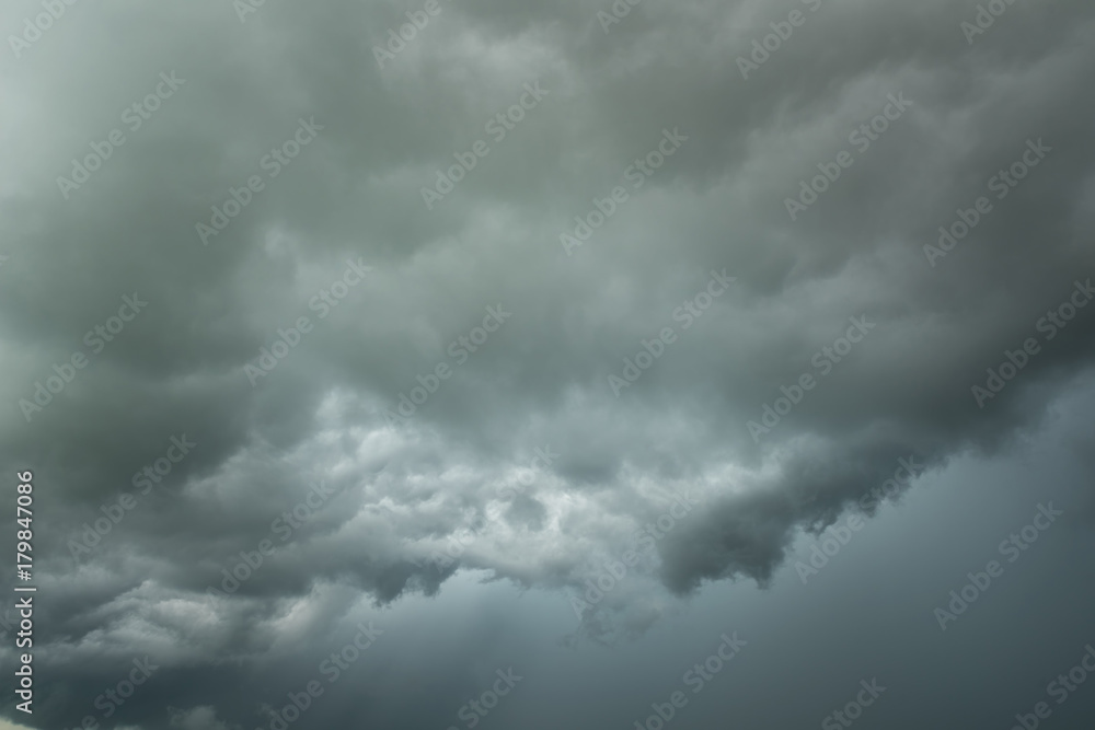 Obraz premium Dark clouds and thunderstorm with rainy, Dramatic black clouds in summer