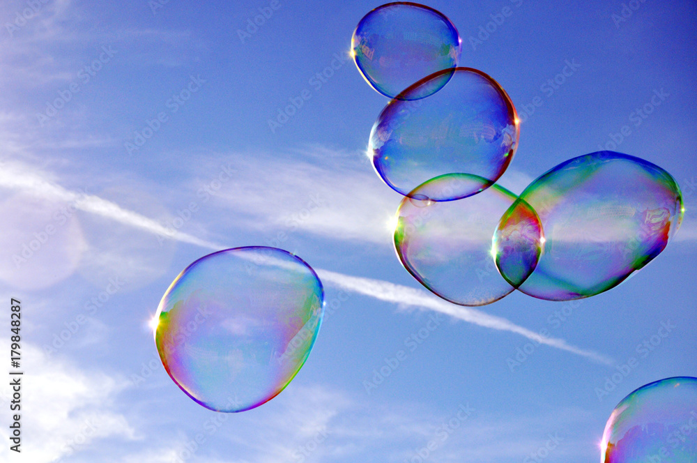Seifenblasenkunst riesige Seifenblasen fliegen schwerelos zum blauen