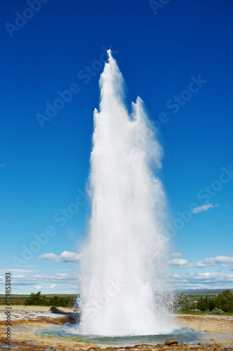 Lato na Islandii. Erupcja gejzeru Strokkur na Islandii. Wspaniały gejzer Strokkur. Fountain Geyser wyrzuca lazurową wodę co kilka minut