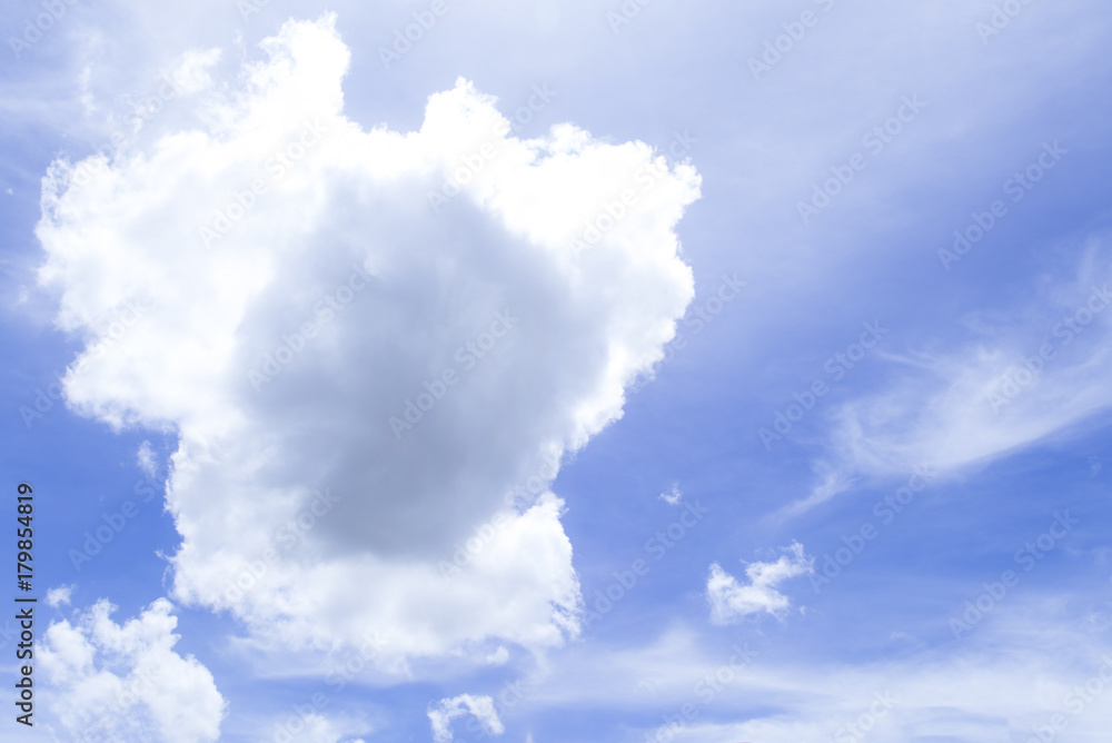 Obraz premium Blue sky and cloud white heart.