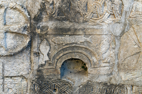 Древние изображения на камнях в храме Аникопии, Иверская гора, Абхазия.