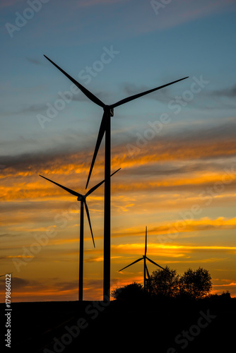 Windenergie im Sonnenuntergang Sachsen