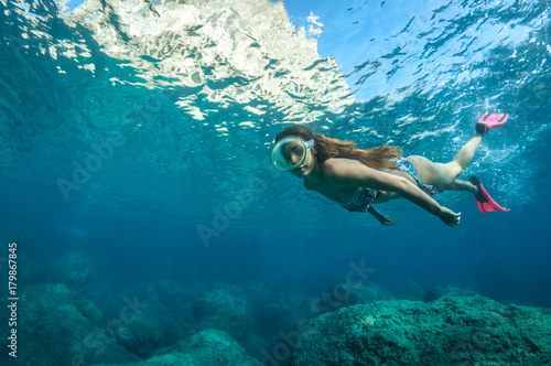 exploring underwater © Pinosub
