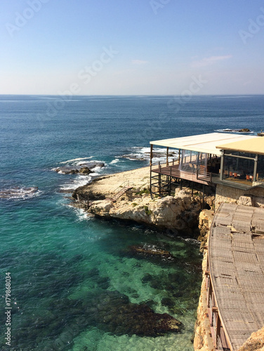 Restaurant sur le rocher en bord de mer Amchit photo