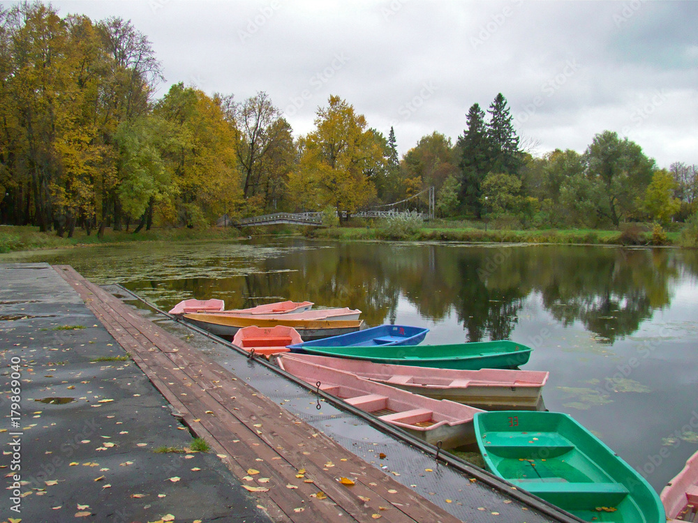 Fototapeta premium Boats on the autumn lake