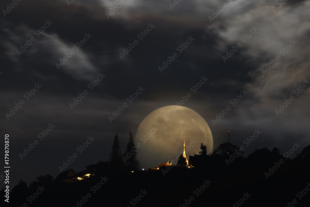 Obraz premium Supermoon Over Wat Phrathat Doi Suthep Temple in ChiangMai, Thailand