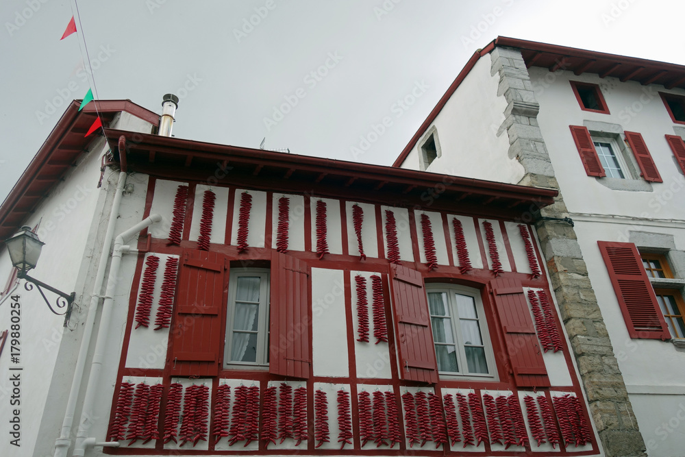 Façade de maisons avec piments à Espelette, France