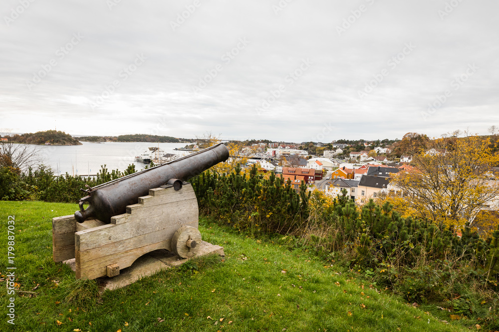 Salute canon standing on Kirkeheia, with Grimstad city seen below in the background.