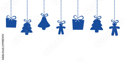 geschenke hängen an weihnachten blau