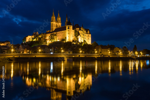 Meißner Burgberg an der Elbe zur blauen Stunde