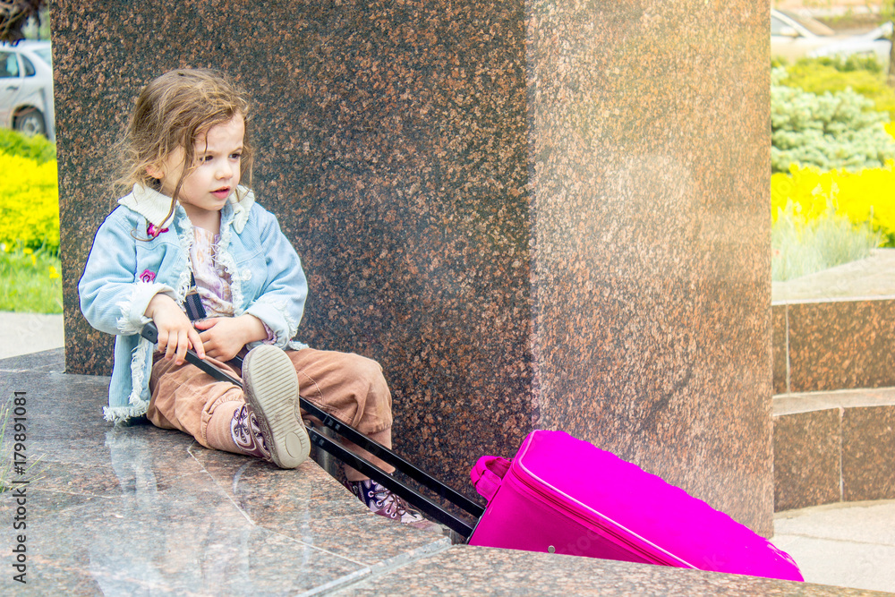 Naklejka premium Little kid girl traveler - girl with travel bag.