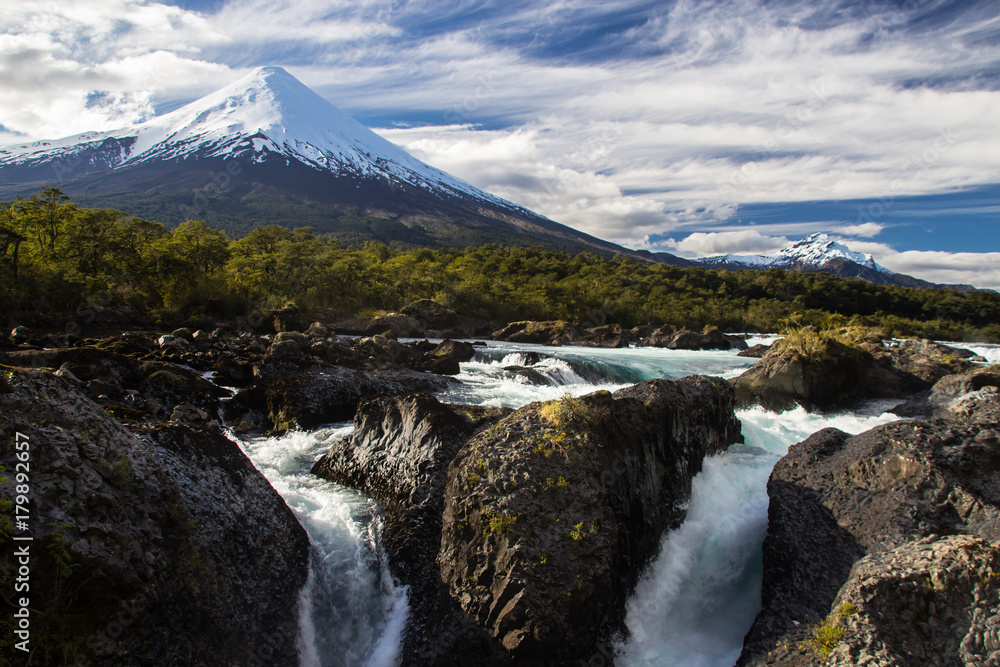 Petrohué Waterfalls and vulcano Osorno / Petrohue Wasserfälle und Vulkan Osorno Petrohué Waterfalls and vulcano Osorno / Petrohue Wasserfälle und Vulkan Osorno