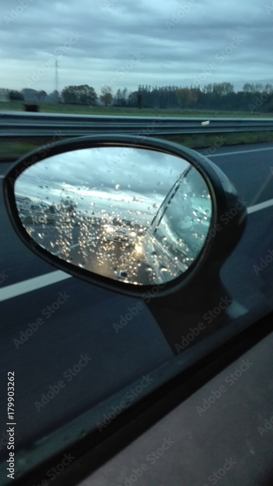 Guidando in un giorno di pioggia