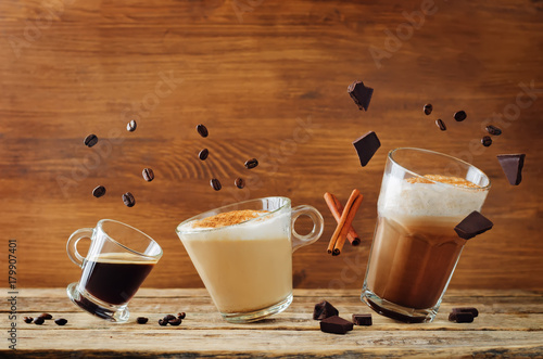 Foto Different types of coffee with flying ingredients