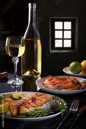 Grilled salmon and prawns with white wine