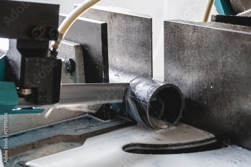 Schneiden mit der Metallbandsäge, Nahaufnahme