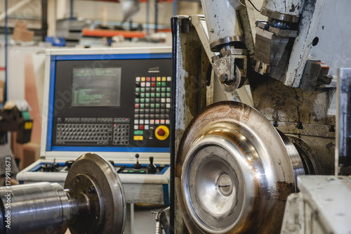 Anlage zum Metalldrücken, CNC Computer gesteuert, Querformat