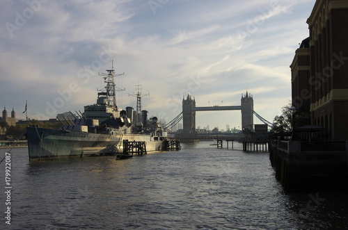 Obraz na płótnie The Tower Bridge and the HMS Belfast w salonie