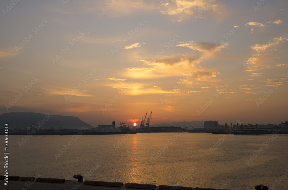 日の出　サンポート高松から瀬戸内海、屋島を撮影