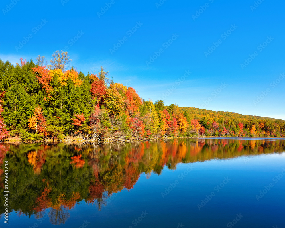 Fototapeta premium Fall landscape and autumn trees reflection at Bays Mountain Lake in Kingsport, Tennessee