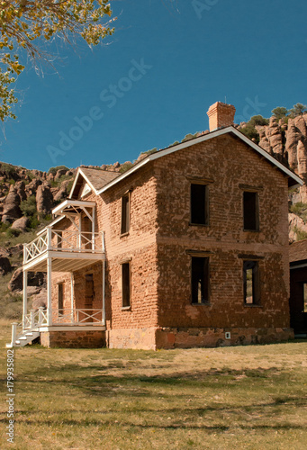 Fotografi View of the ruins of one of the officer's quarters on Officer's Row, Fort Davis National Historic Site, Fort Davis, Texas
