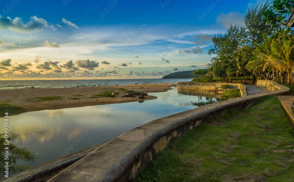 Karon beach is a beach is broad and long. Sand and beautiful beach suitable for swimming and used as a training dive.the reef looks quaint stretch to Crab Island.there have many kind of water sports