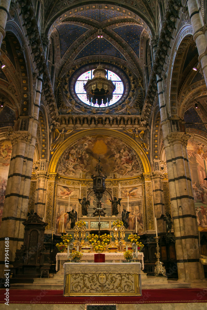 Splendido altare della cattedrale di Santa Maria Assunta a Siena in Toscana