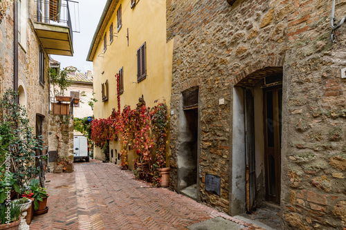 Fototapeta Naklejka Na Ścianę i Meble -  Flowery streets on autumn day in a small magical village Pienza, Tuscany. Italy