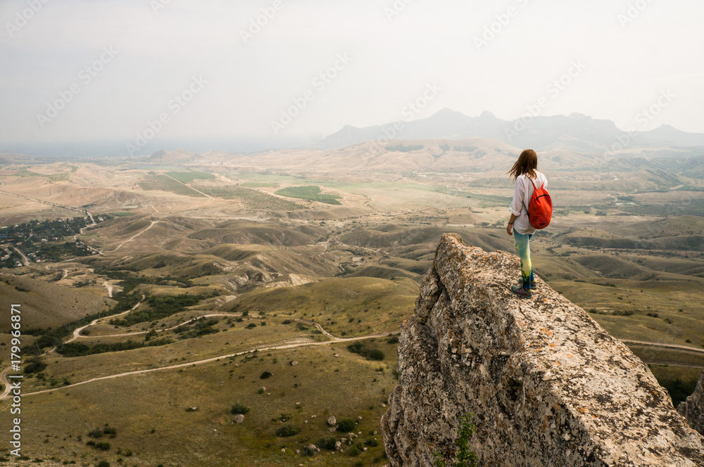 Obraz premium woman standing on cliff