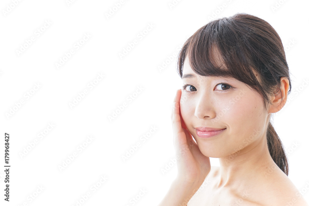 スキンケアをする若い女性 スキンケアをする若い女性