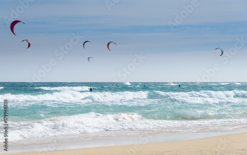 Kitesurf , olas y viento en Corralejo, Fuerteventura, Islas Canarias, España