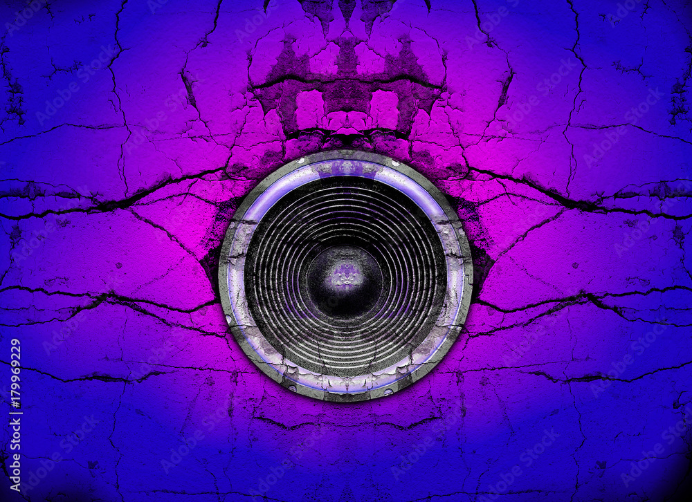 Obraz premium Music speaker on a cracked wall
