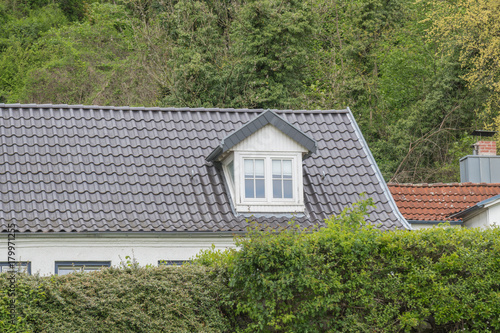 Dachgaube auf einem Hausdach mit Fenster