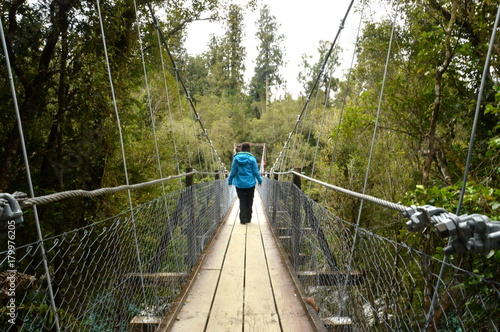 Mujer en un puente en Hokitika Gorge