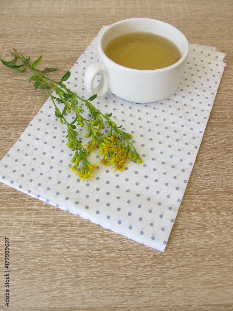 Tee mit echter Goldrute Tee mit echter Goldrute