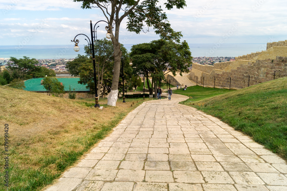 Дорога из каменных плит в крепости Нарын-Кала, Дербент, Дагестан.