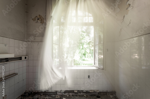 Langzeitbelichtung einer Gardine im Wind in einem verlassenen Gebäude  1